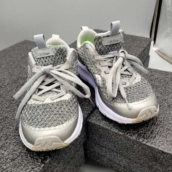 Saucony Girl's Liteform Feel Sneaker, Light Grey Size 13W - Picture 1 of 10